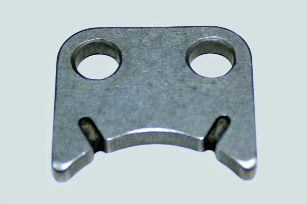 фото скоба упорная распредвала isf2.8 ## 5255321 